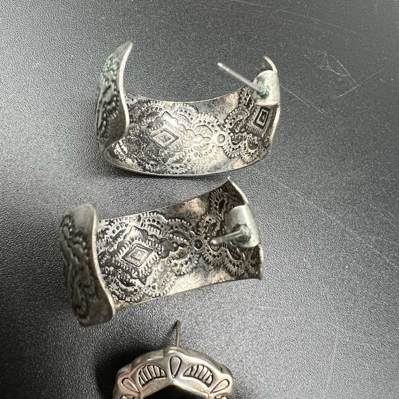 Lot of 4 pair pierced western, southwestern style earrings silver tone - Picture 6 of 16